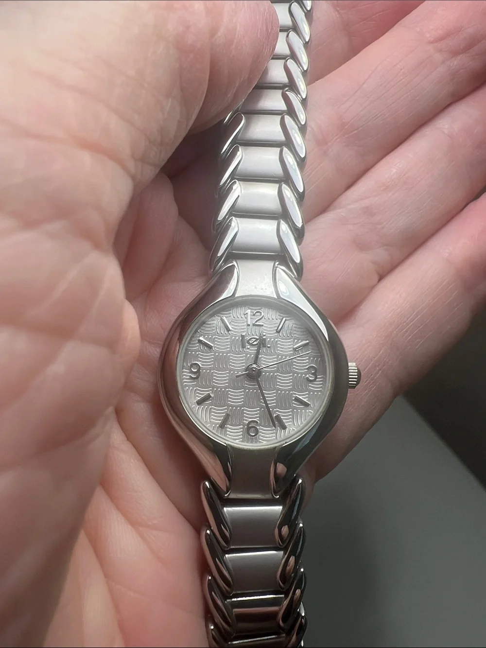 lei - Silver-Tone Sleek Link Women's Watch - Vintage New Battery Working Watch